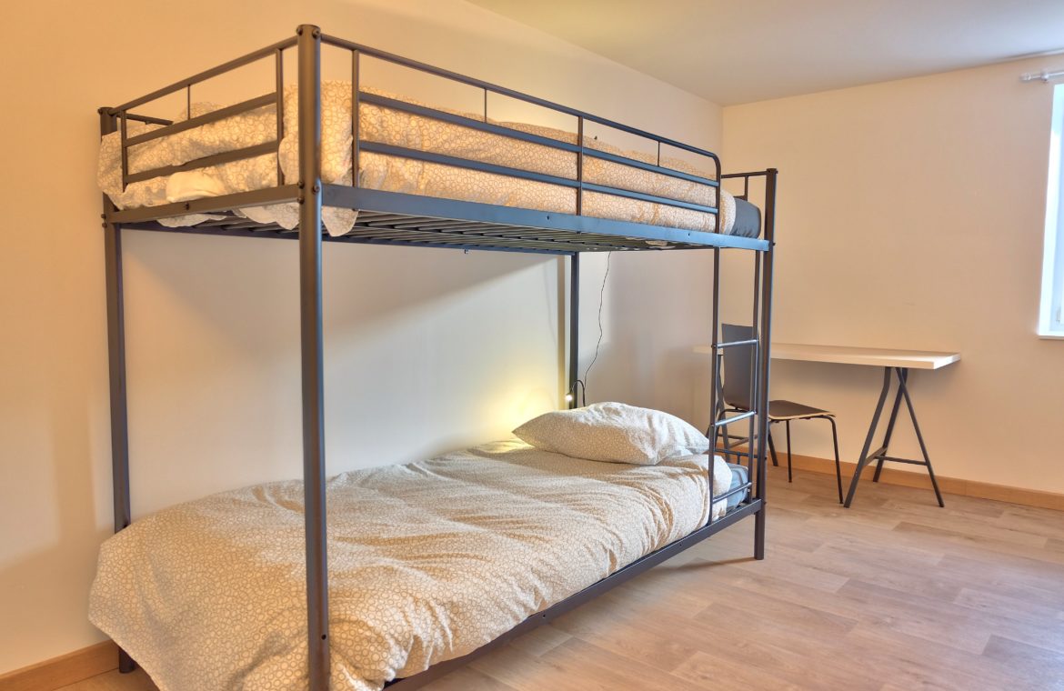 chambre avec lit double sur élevé d'appartement en bord de seine unappartarouen.com
